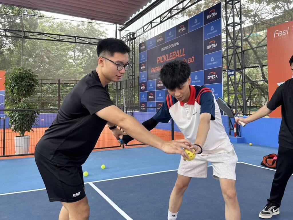 HLV Dink Lab hướng dẫn học Pickleball cho người mới