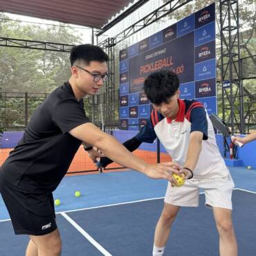 Học viên tập luyện Pickleball tại Dink Lab