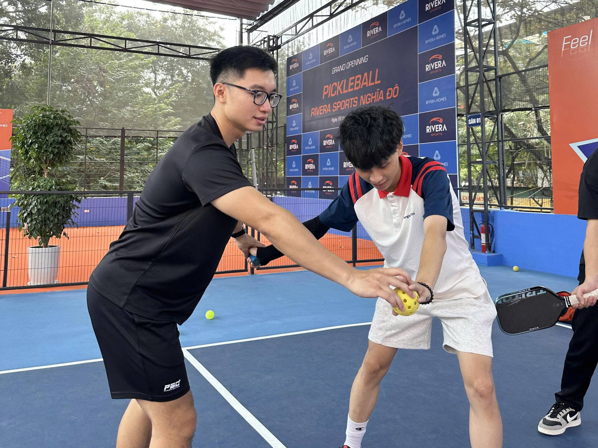 Học viên luyện dink và volley trong lớp Pickleball
