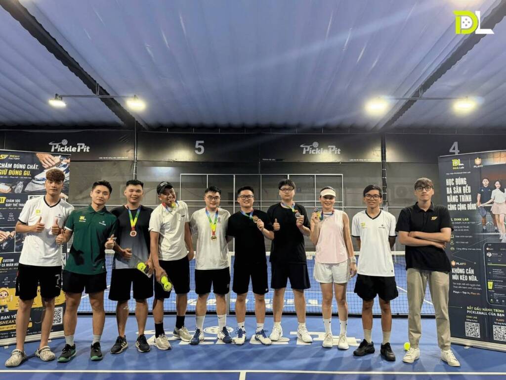 Coach Tiến Hùng và học viên Pickleball tại Dink Lab