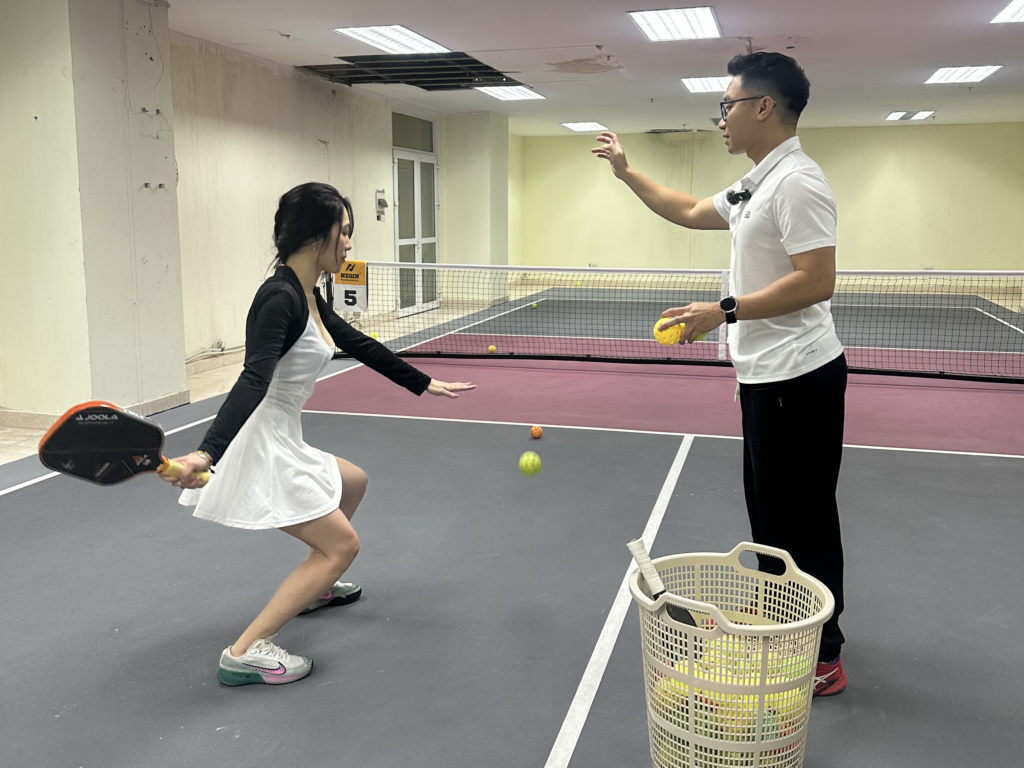 Coach Tiến Hùng sửa kỹ thuật Pickleball cho người mới