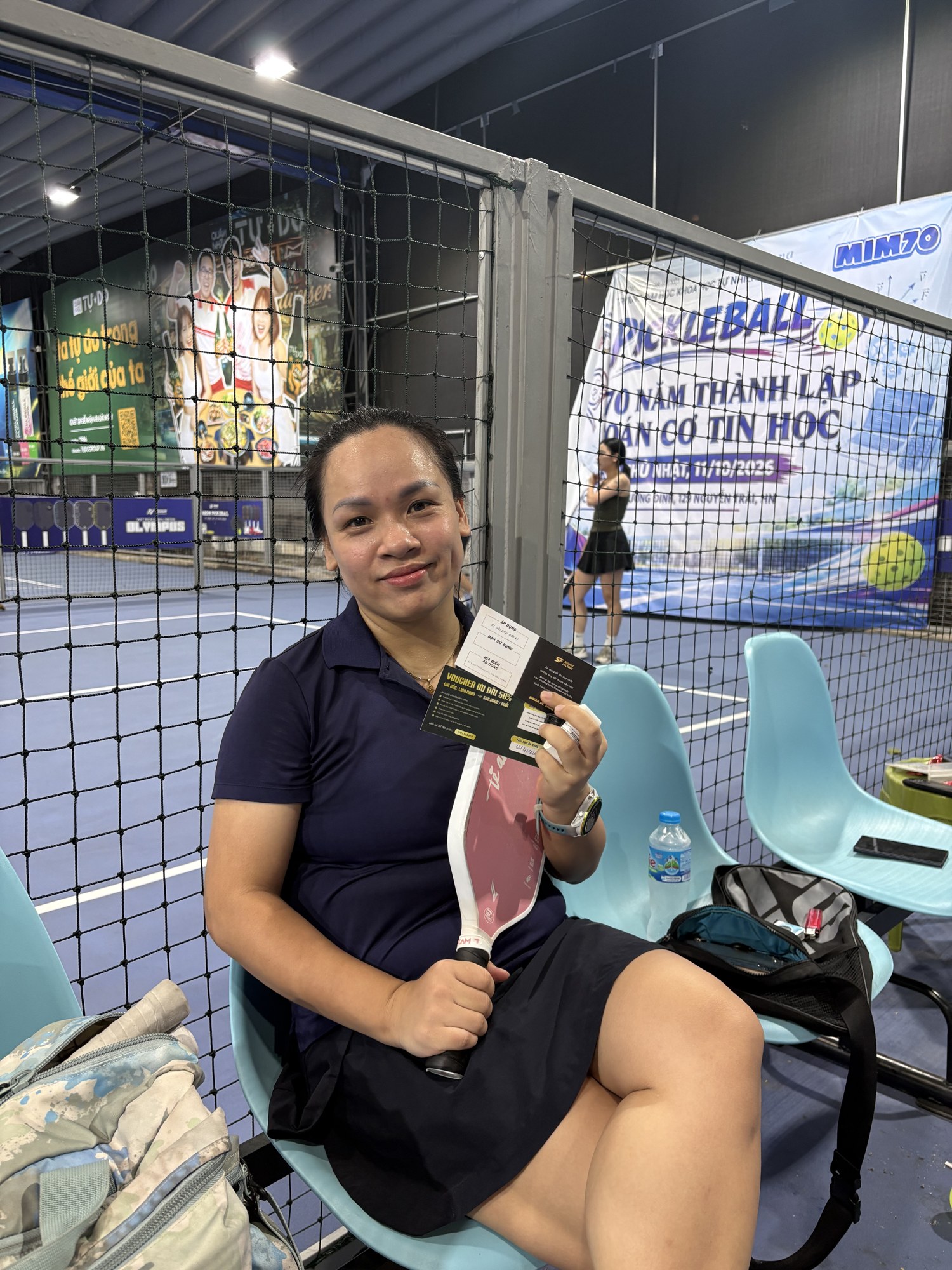 Chị em cầm vợt pickleball và voucher tại sự kiện SWING & SHINE