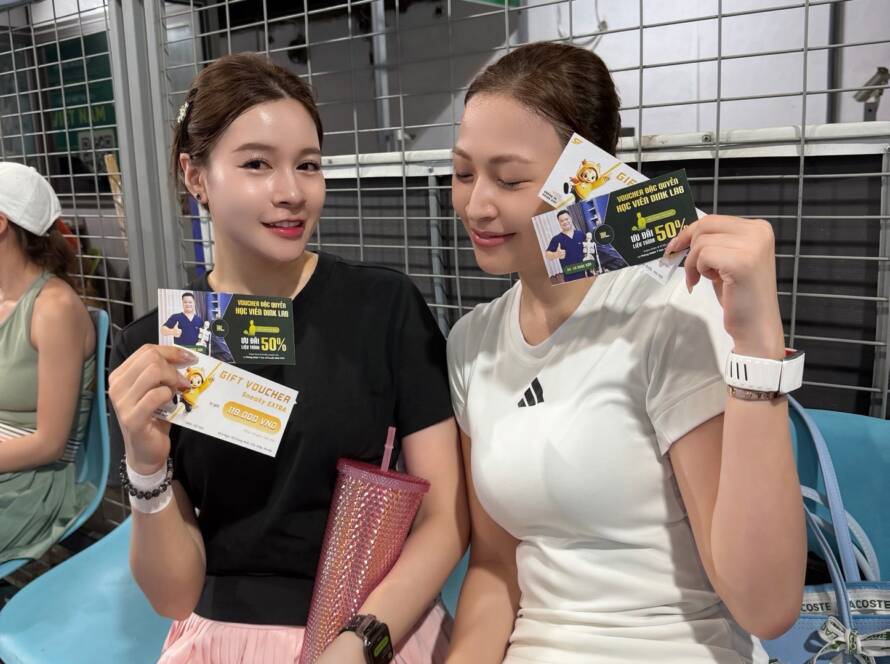 Social Play tại Dink Lab: hai chị em khoe voucher tri ân ngày 20/10